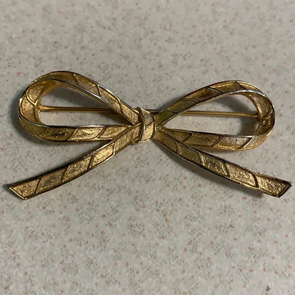 Trifari gold tone bow broach (98)